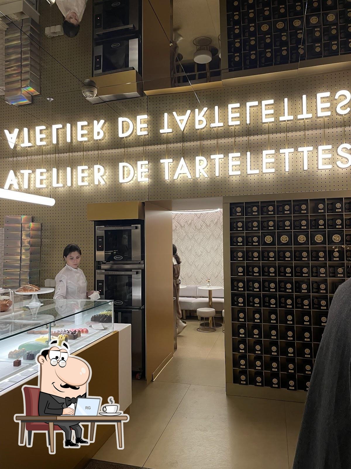 Посмотрите на внутренний интерьер "Atelier de Tartelettes".