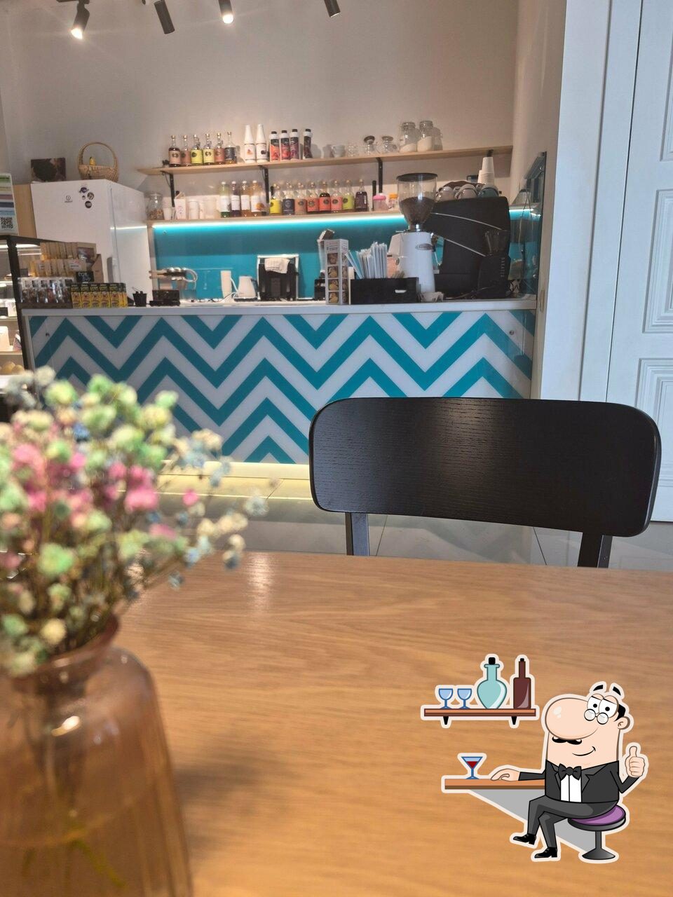 Посмотрите на внутренний интерьер "Coffeewill".