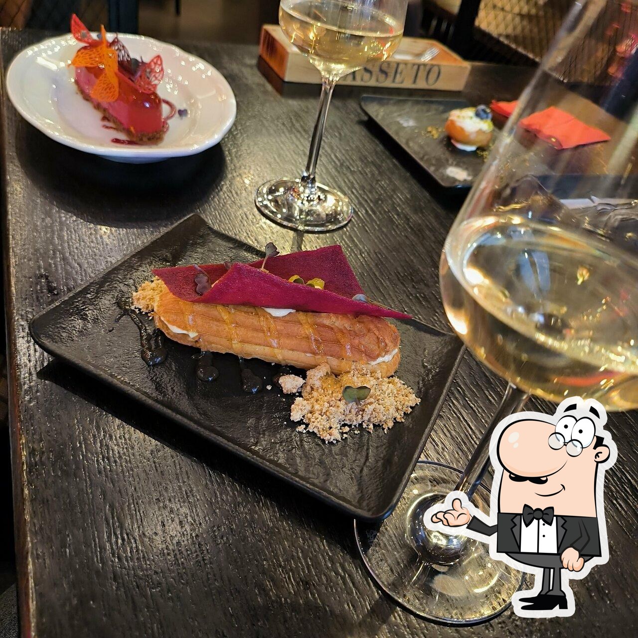 Посмотрите на внутренний интерьер "Wine & Dine".