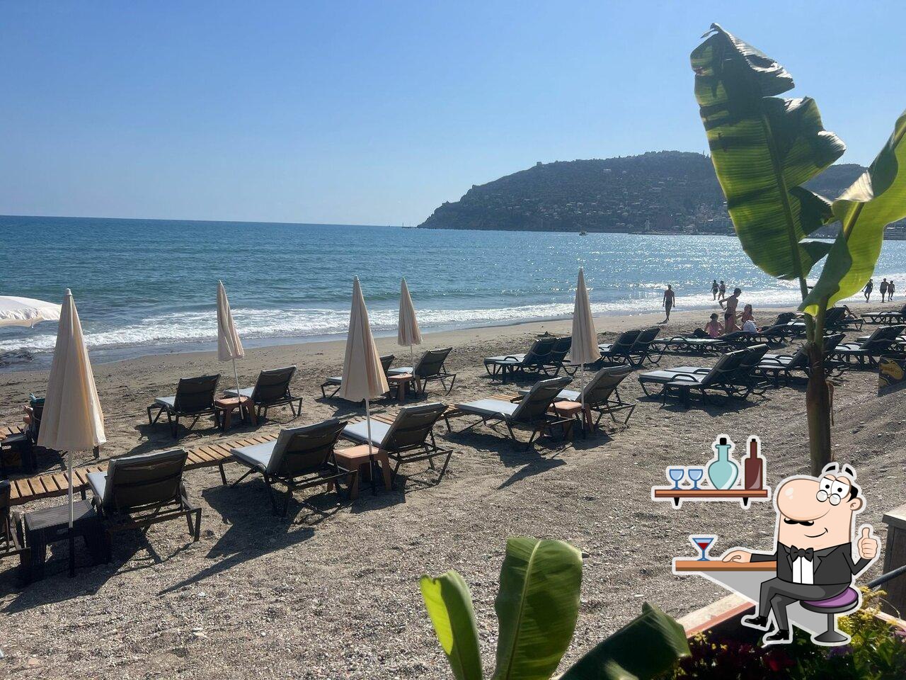 Забронируйте столик в "Flamingos Beach Club".