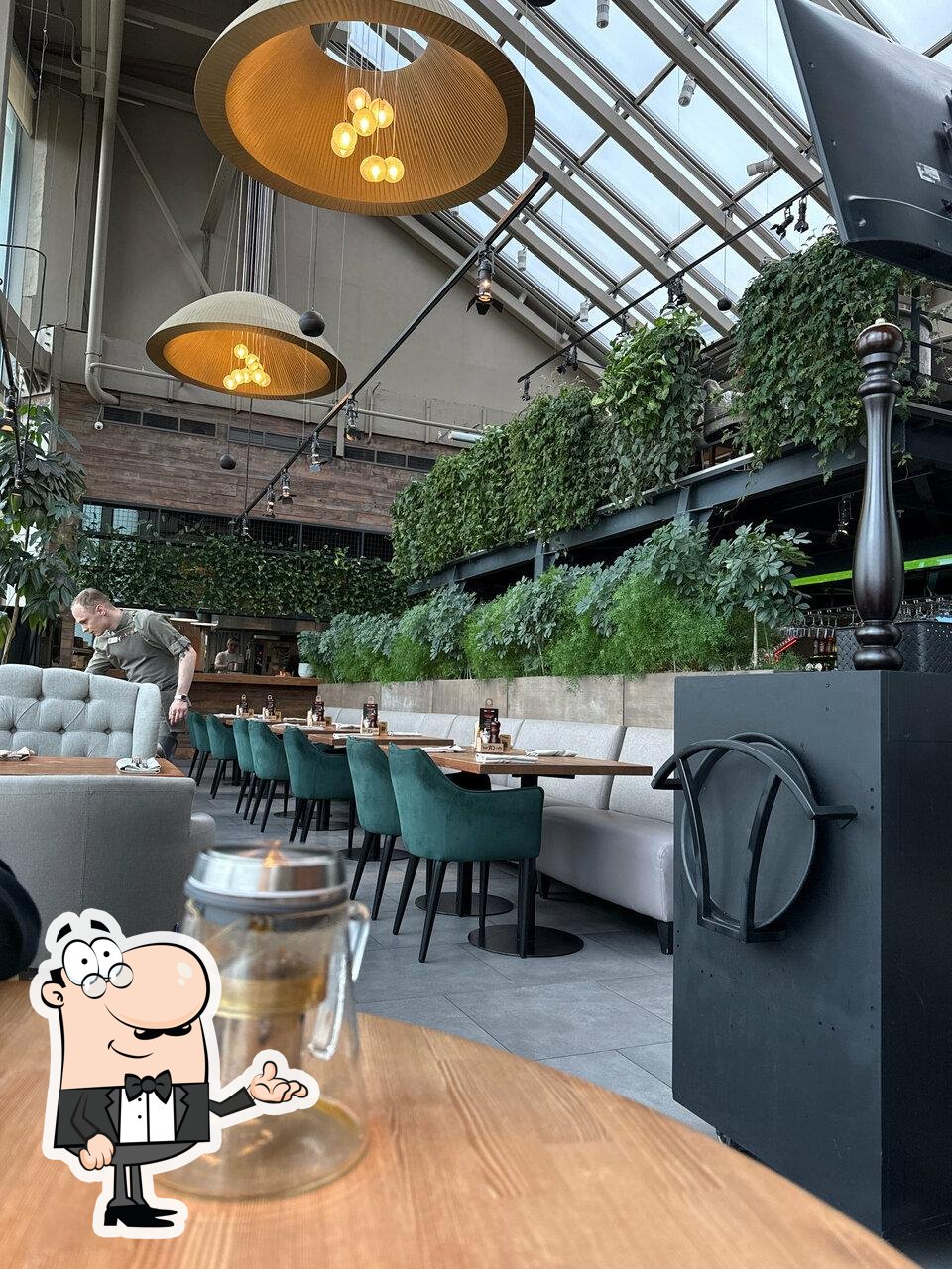 Посмотрите на внутренний интерьер "Bar Bq Cafe".