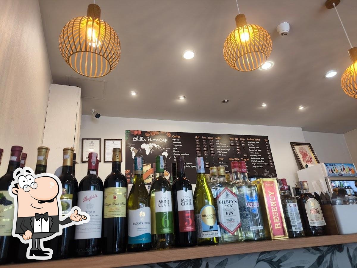 Интерьер "Chillin Home Cafe".