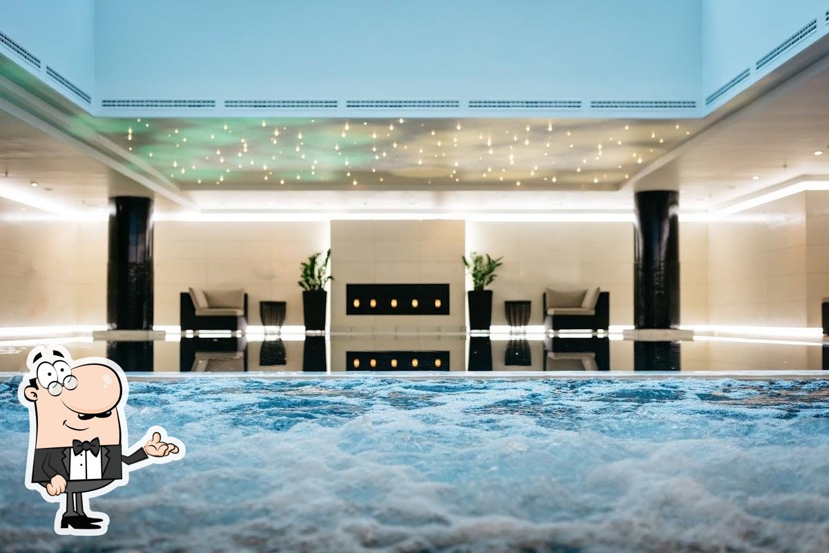 Интерьер "The Carlton Lounge & Bar".