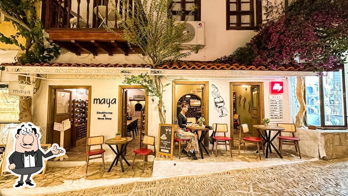 Посмотрите на внутренний интерьер "Maya Steak House".