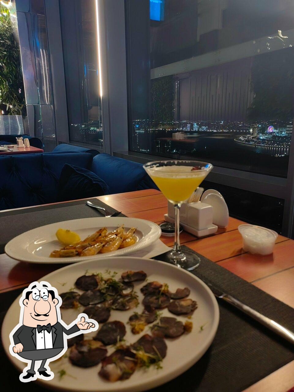 Посмотрите на внутренний интерьер "Extra Lounge".