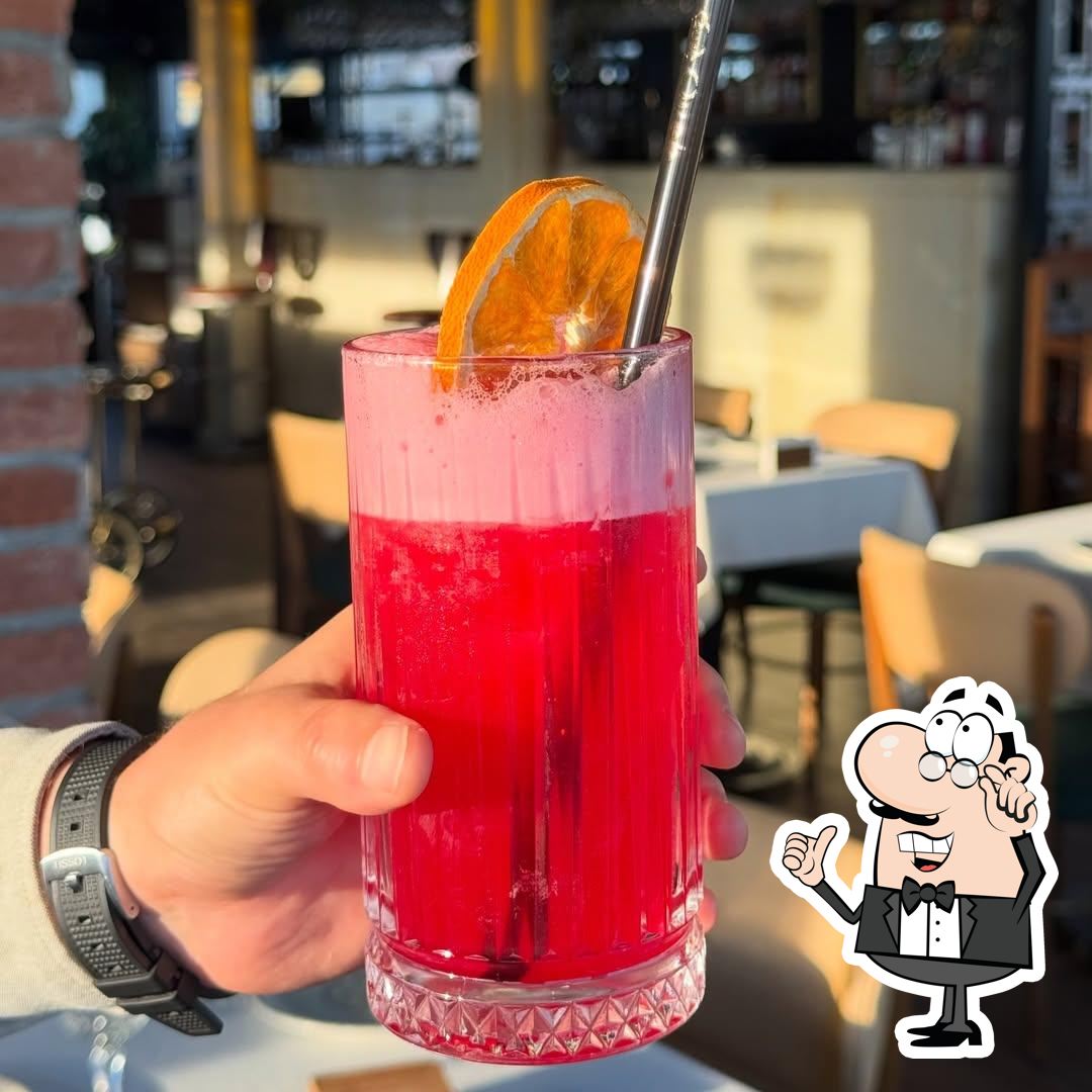 Посмотрите на внутренний интерьер "Queb Rooftop Restaurant".
