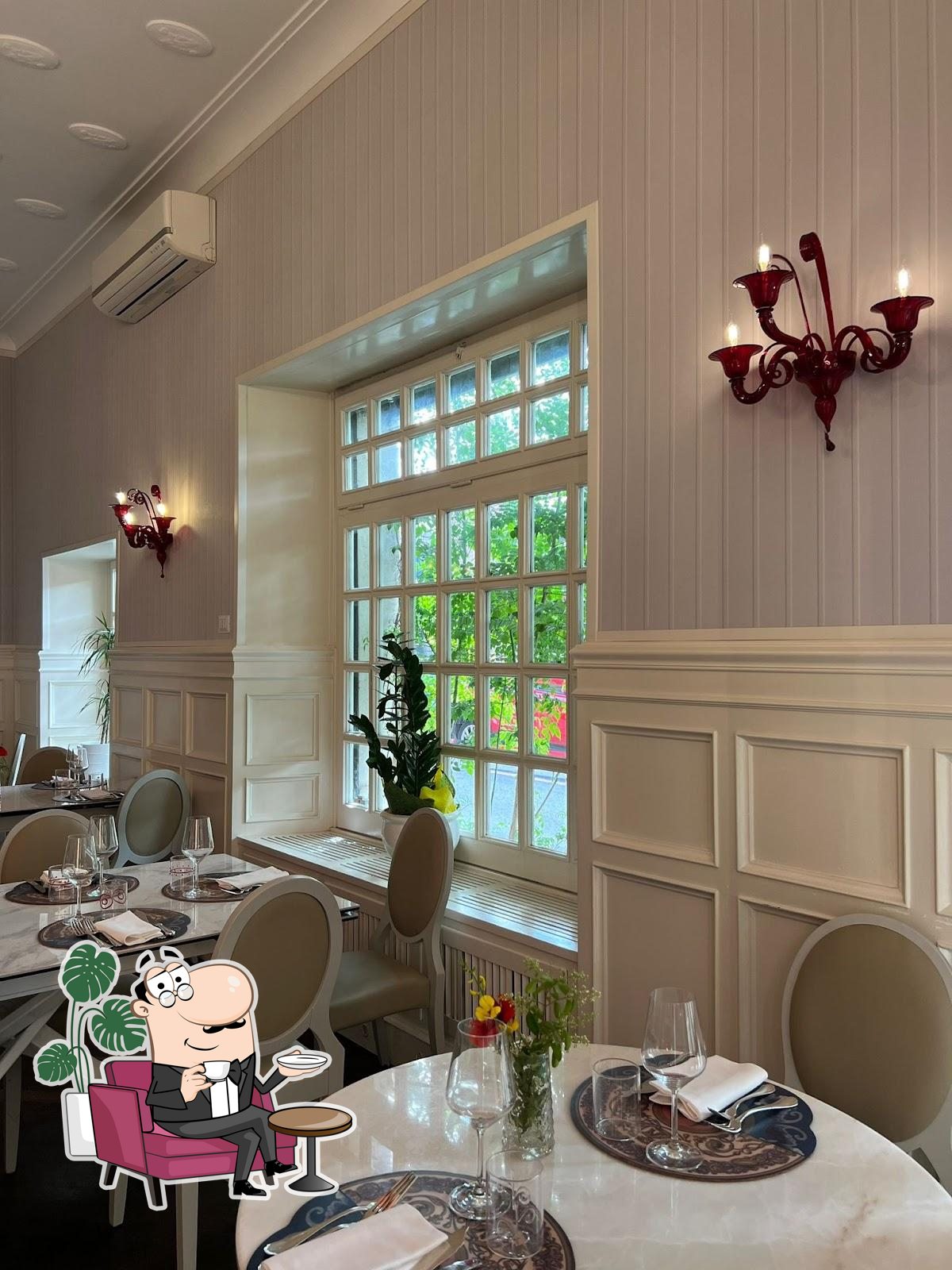 Посмотрите на внутренний интерьер "Chinappi Seafood Restaurant".