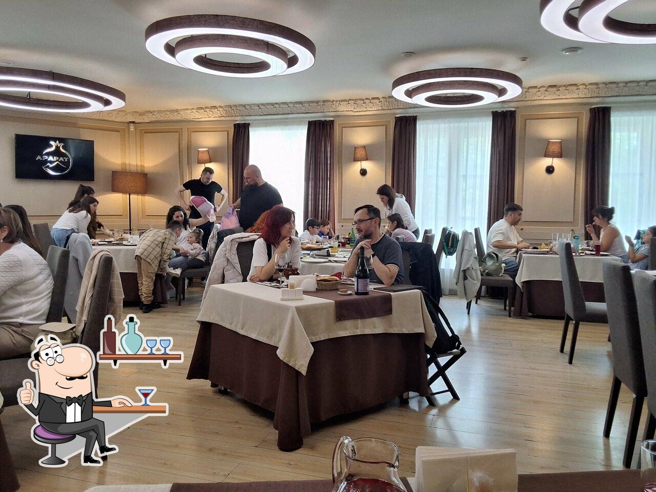 Посмотрите на внутренний интерьер "Арарат".