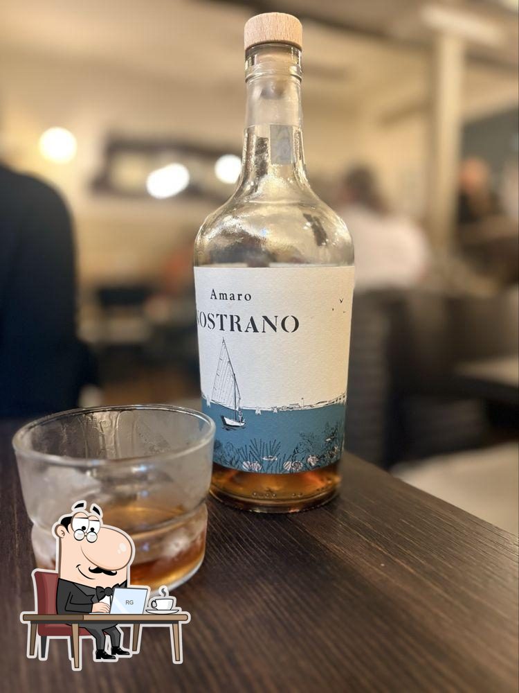 Посмотрите на внутренний интерьер "Osteria alle Testiere".