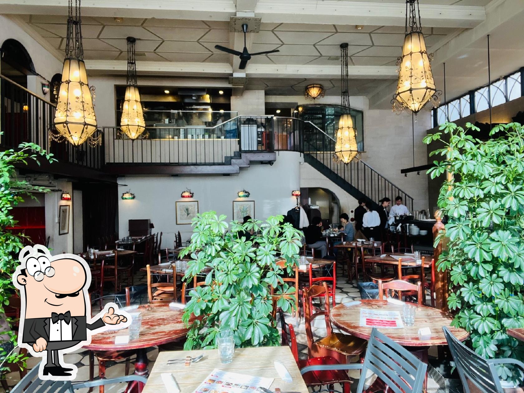 Интерьер "Café La Bohème Shinjuku Gyoen".