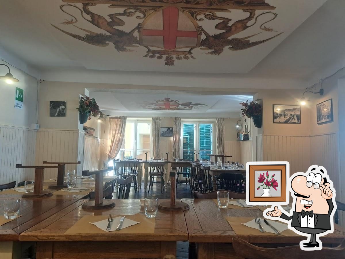 Посмотрите на внутренний интерьер "Ristorante Montallegro".