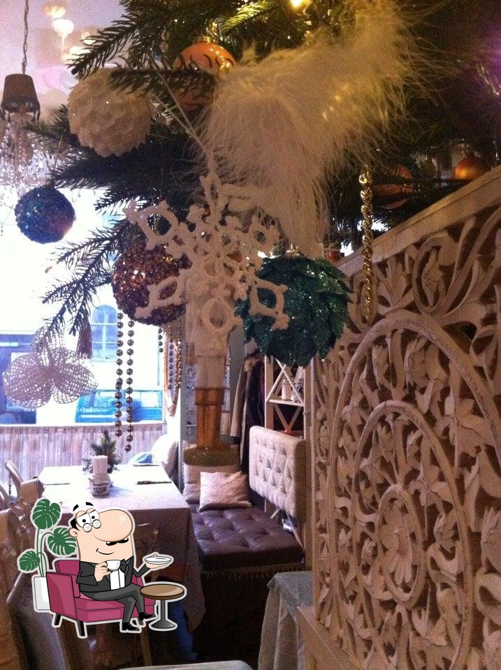 Забронируйте столик в "Café Mio".