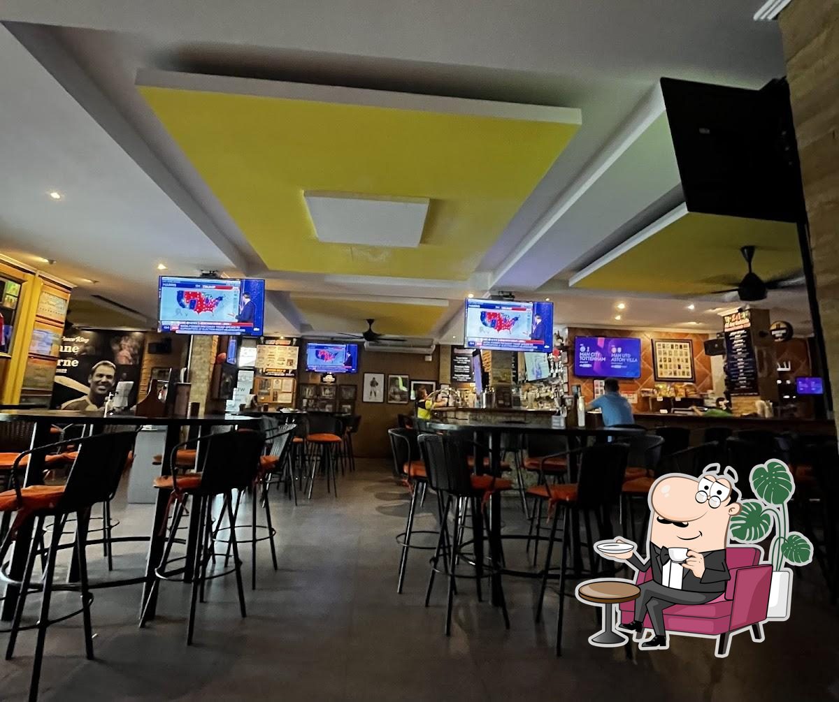 Забронируйте столик в "Fraser's Sports Bar".