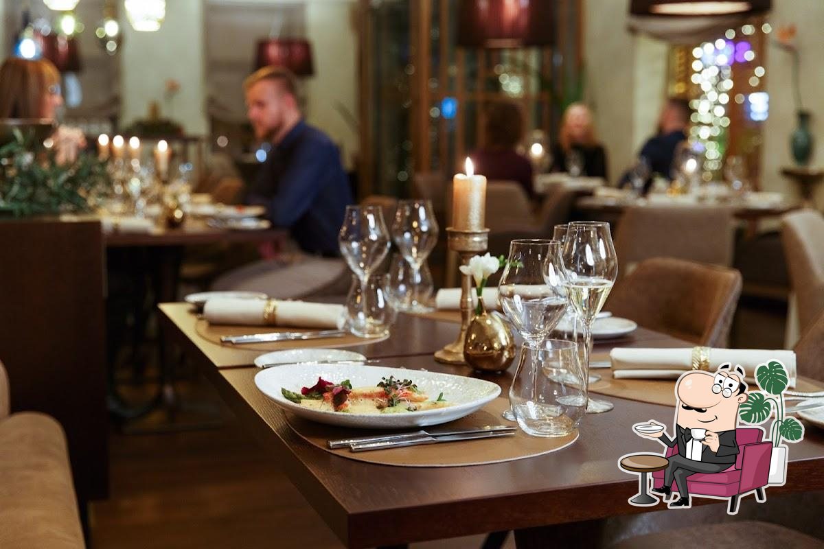 Посмотрите на внутренний интерьер "Olivia Restaurant".