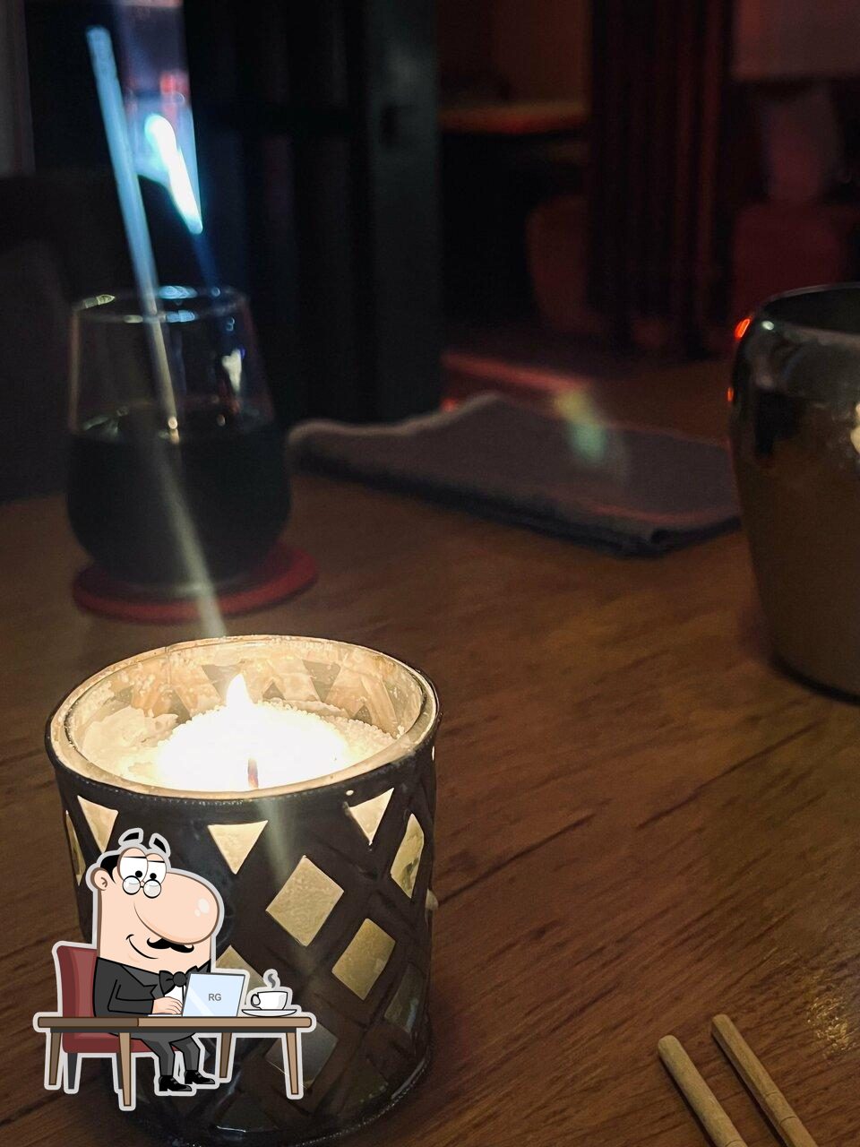 Посмотрите на внутренний интерьер "Wok cafe".