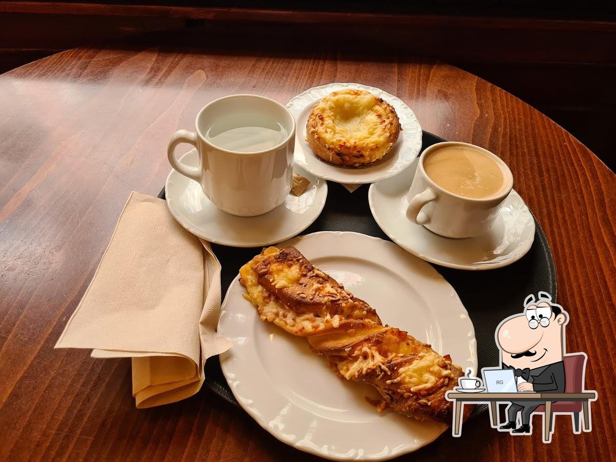 Посмотрите на внутренний интерьер "Cafe Maiasmokk".