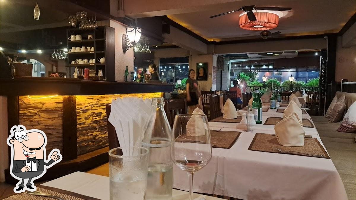 Забронируйте столик в "News Steaks & Grill".