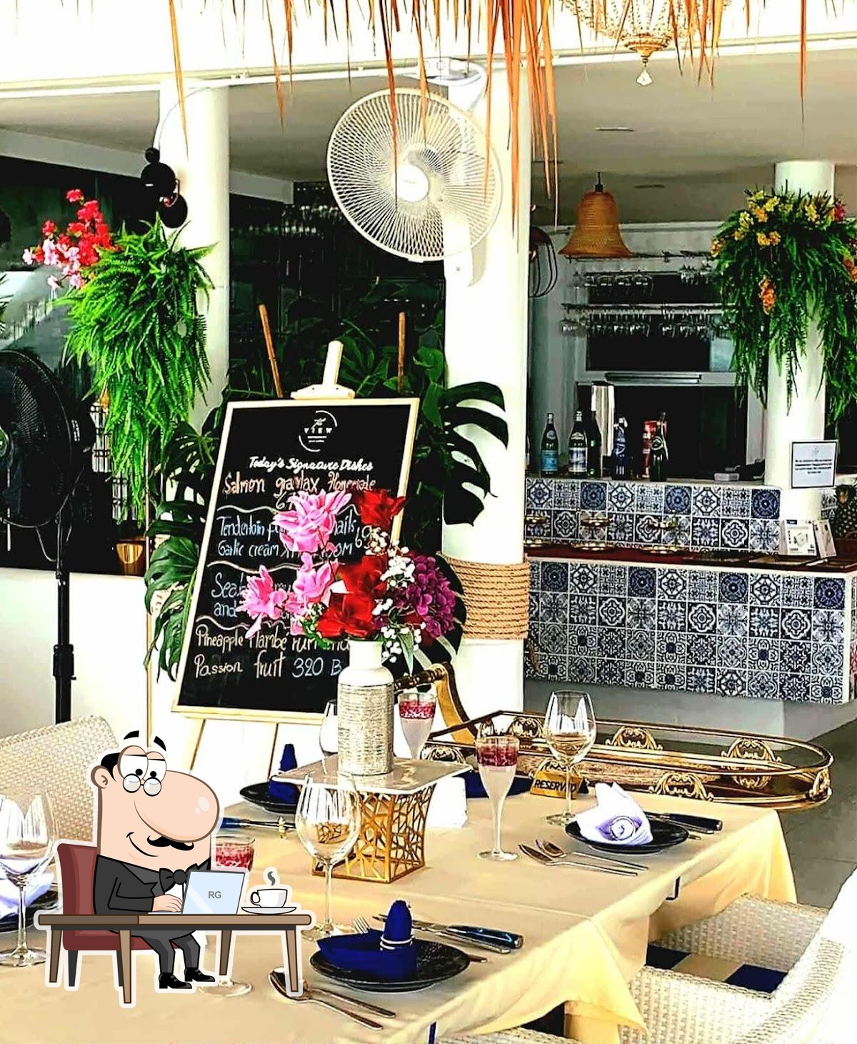 Посмотрите на внутренний интерьер "The VIEW Pattaya Restaurant".