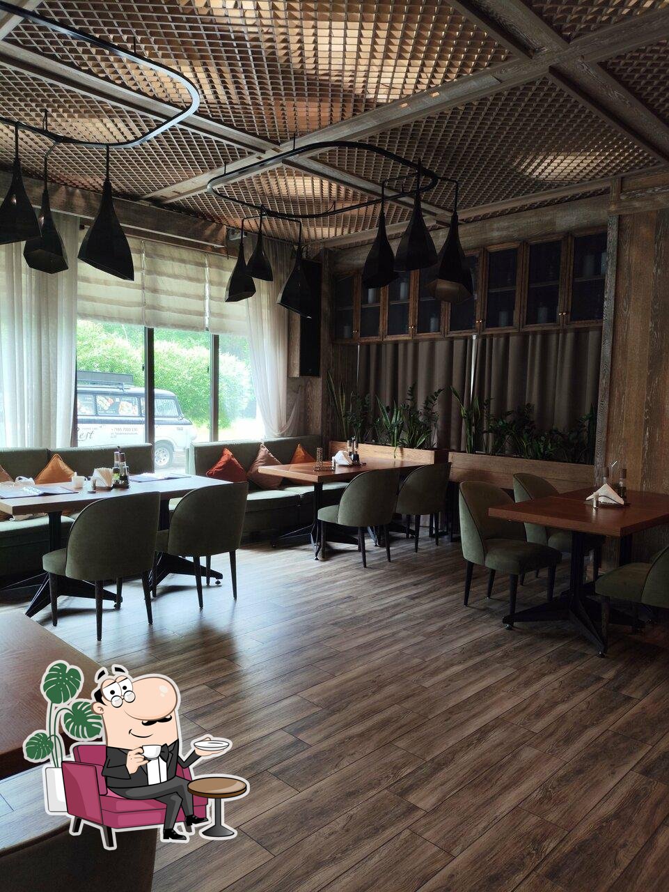 Посмотрите на внутренний интерьер "Lounge Cafe foRRest".