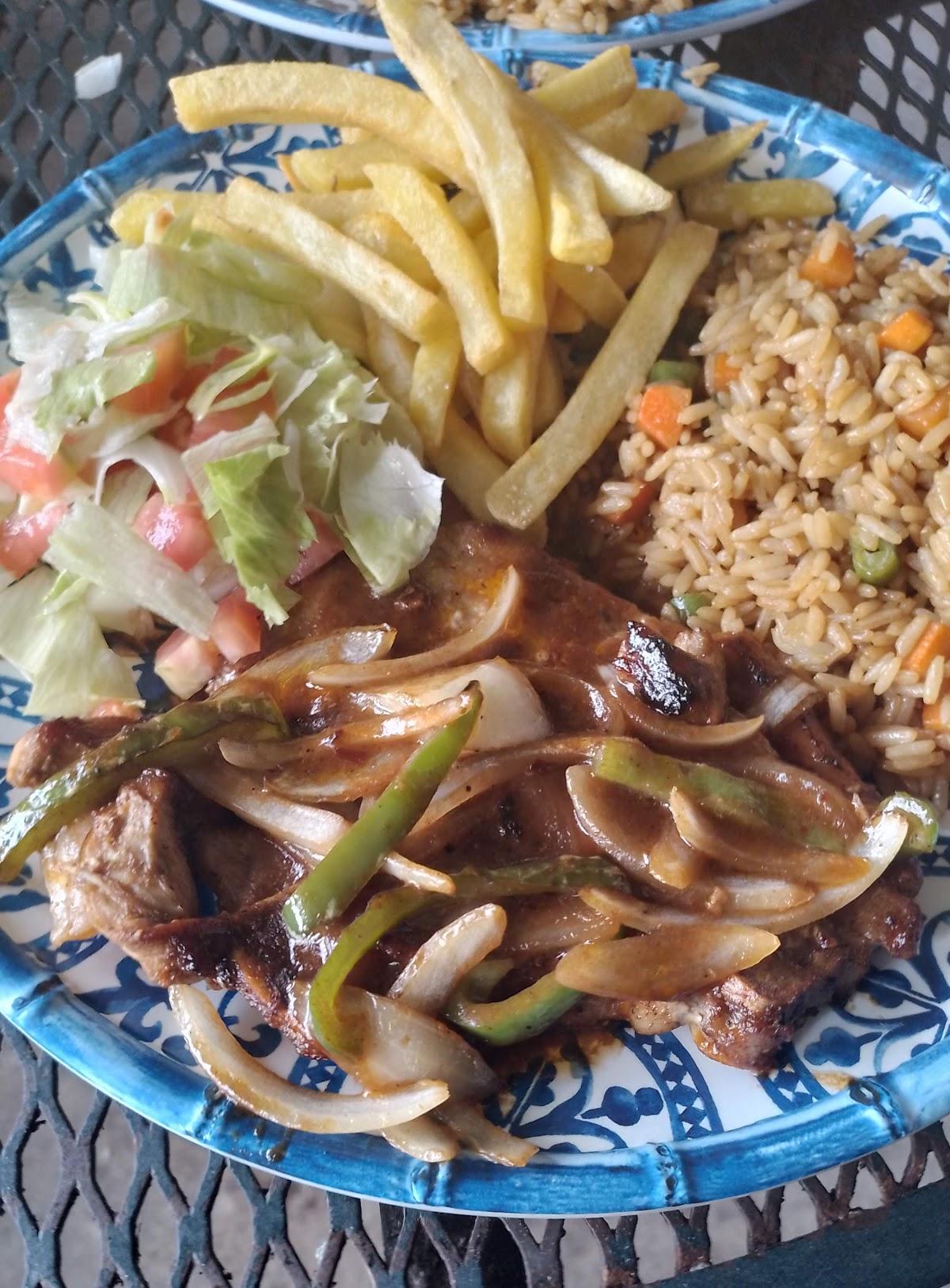 Majano's Bar y Restaurant