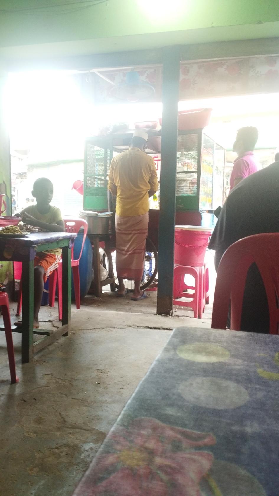 হোসাইনিয়া চটপটি এন্ড ফুসকা হাউজ