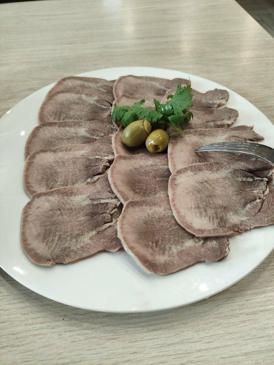 У озера