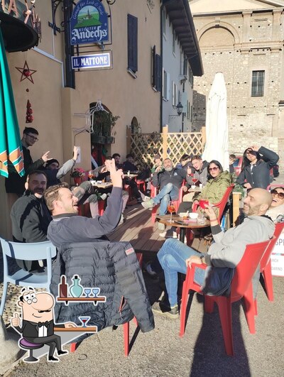 Dai un'occhiata agli interni di Bar Mattone