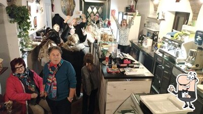 Dai un'occhiata agli interni di Bar Mattone