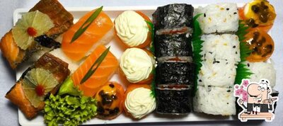 Rolos de sushi são servidos no Romanji Sushi